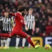 Salah deja al Liverpool líder