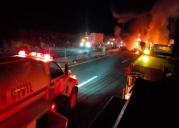 Un hombre salva a 2 personas de un trailer que se incendió en Nayarit
