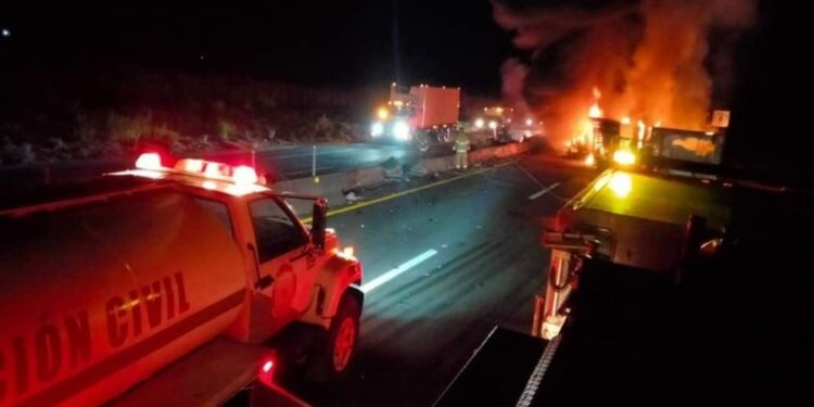 Un hombre salva a 2 personas de un trailer que se incendió en Nayarit