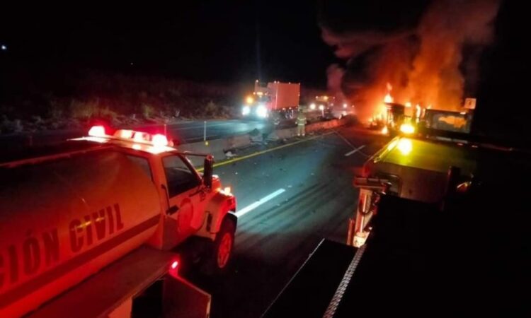 Un hombre salva a 2 personas de un trailer que se incendió en Nayarit