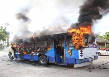 Paraliza a Acapulco quema de camiones