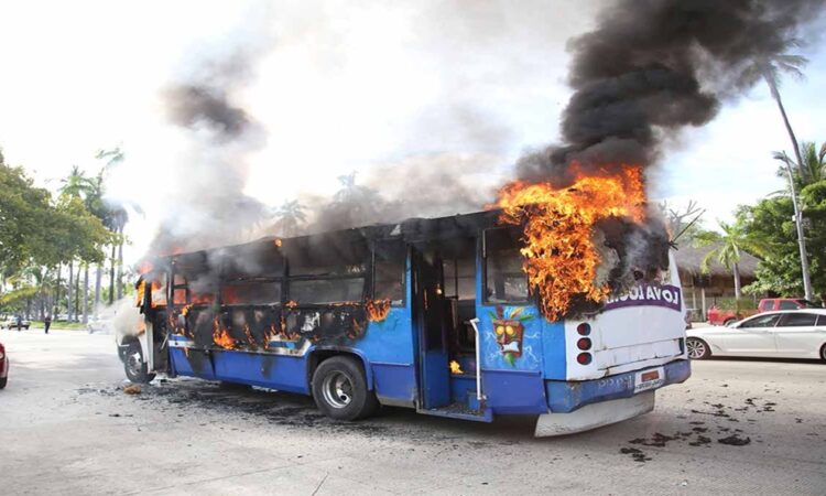 Paraliza a Acapulco quema de camiones