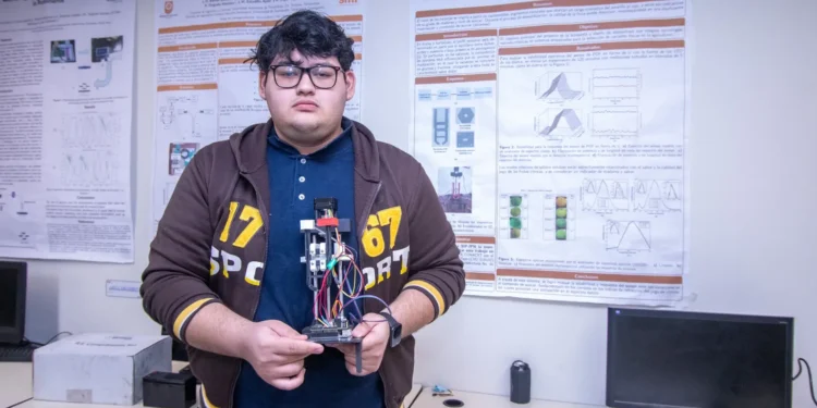 Alumno de la UAT diseña un sensor innovador para medir alteraciones en líquidos