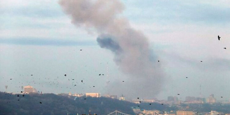 Confirma Ucrania un ataque sobre base aérea rusa