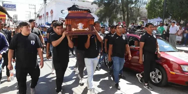 AMLO pide a policía que se fugó por crimen de normalista que se entregue