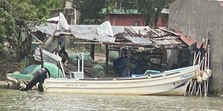 Harán revisión de casas dañadas por vientos en La Pesca, Soto la Marina