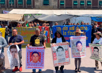 Contacta Segob a padres de 43; ellos piden hablar con AMLO