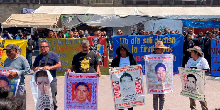 Contacta Segob a padres de 43; ellos piden hablar con AMLO