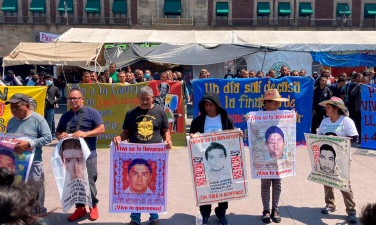 Contacta Segob a padres de 43; ellos piden hablar con AMLO