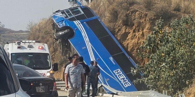 Tragedia en la autopista México-Puebla: Volcadura de autobús deja saldo preliminar de víctimas