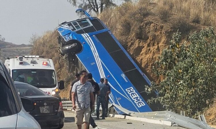 Tragedia en la autopista México-Puebla: Volcadura de autobús deja saldo preliminar de víctimas