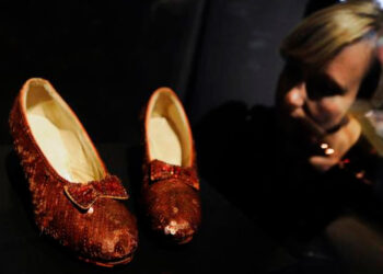 Los icónicos zapatos de rubí de «El Mago de Oz» saldrán de gira mundial antes de su subasta