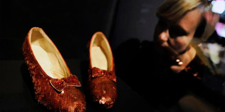 Los icónicos zapatos de rubí de «El Mago de Oz» saldrán de gira mundial antes de su subasta