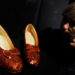 Los icónicos zapatos de rubí de «El Mago de Oz» saldrán de gira mundial antes de su subasta