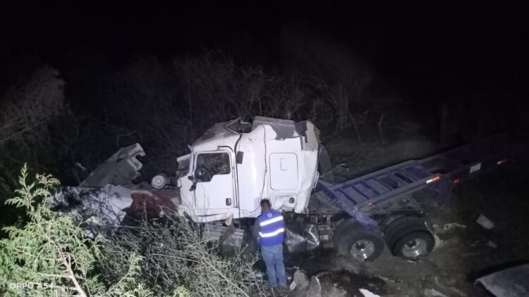 Volcadura de tractocamión en Carretera Tula-Ocampo