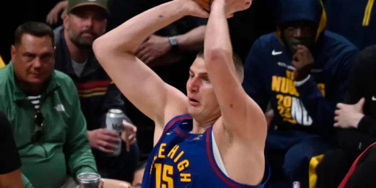 Jokic manda mensaje con una brillante actuación
