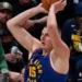 Jokic manda mensaje con una brillante actuación