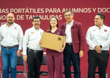 Gobernador y rector hacen entrega histórica de equipos de cómputo a estudiantes y docentes de la UAT