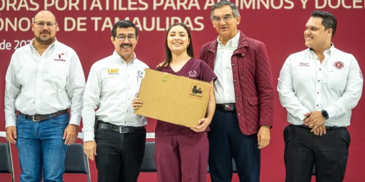 Gobernador y rector hacen entrega histórica de equipos de cómputo a estudiantes y docentes de la UAT