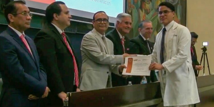 Entrega la UAT nueva generación de egresados de la Facultad de Medicina Tampico