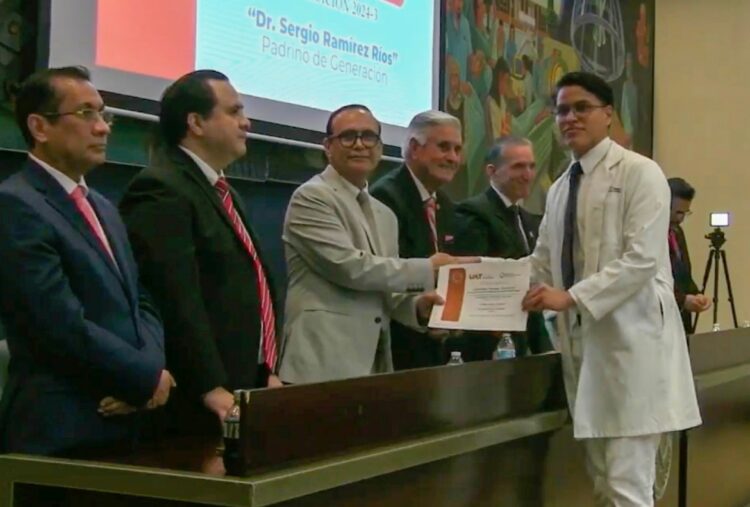 Entrega la UAT nueva generación de egresados de la Facultad de Medicina Tampico