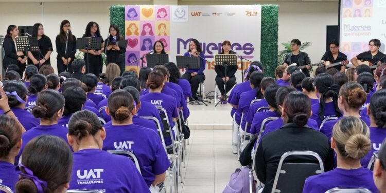 La UAT ofreció a sus universitarias el recital “Voces Violeta»
