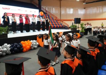 El rector Dámaso Anaya y la Lic. Isolda Rendón presiden graduación de CENDIS de la UAT