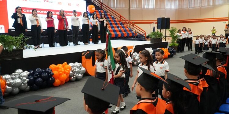 El rector Dámaso Anaya y la Lic. Isolda Rendón presiden graduación de CENDIS de la UAT