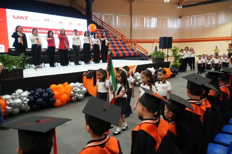 El rector Dámaso Anaya y la Lic. Isolda Rendón presiden graduación de CENDIS de la UAT
