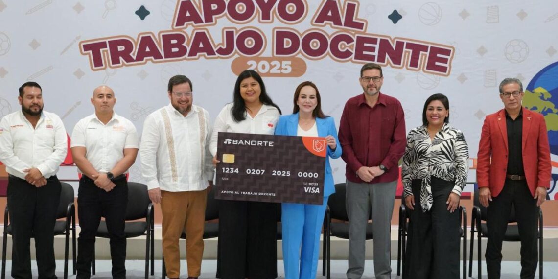 Carmen Lilia Canturosas rompe récord de apoyo al magisterio con entrega de bonos a 4 mil maestros