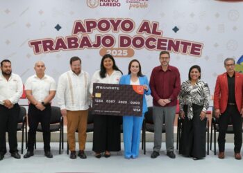 Carmen Lilia Canturosas rompe récord de apoyo al magisterio con entrega de bonos a 4 mil maestros