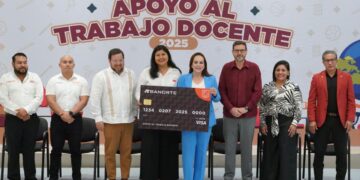 Carmen Lilia Canturosas rompe récord de apoyo al magisterio con entrega de bonos a 4 mil maestros