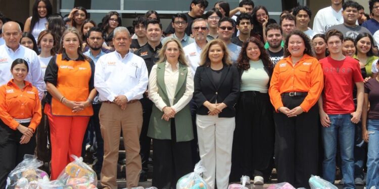Entrega UAT juguetes a niñas y niños con la jornada “Alegrando Corazones”