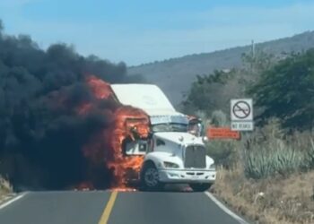 Balaceras, incendios y narcobloqueos se desatan en Nayarit, luego de la detención de “El Jardinero”