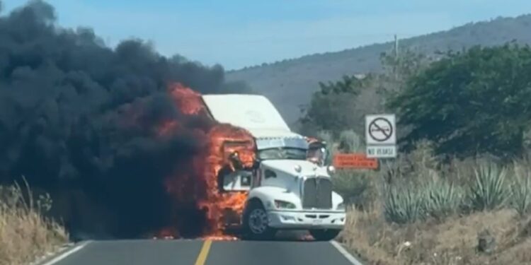 Balaceras, incendios y narcobloqueos se desatan en Nayarit, luego de la detención de “El Jardinero”