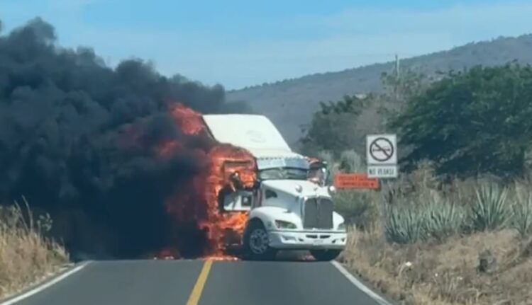 Balaceras, incendios y narcobloqueos se desatan en Nayarit, luego de la detención de “El Jardinero”