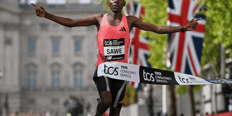 Les salen alas en las piernas y rompen recórd en el Maratón de Londres