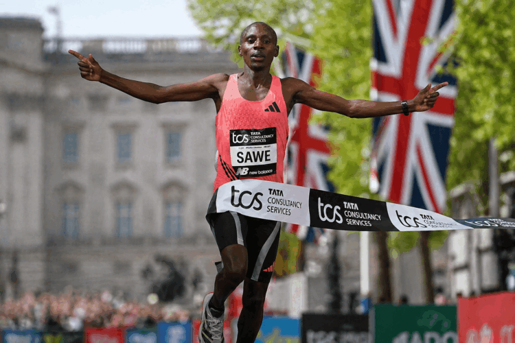 Les salen alas en las piernas y rompen recórd en el Maratón de Londres