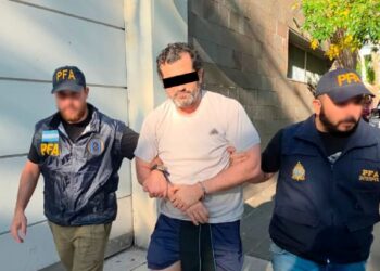 Cae contralmirante en Argentina señalado como líder de una organización de huachicol fiscal