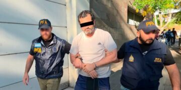 Cae contralmirante en Argentina señalado como líder de una organización de huachicol fiscal