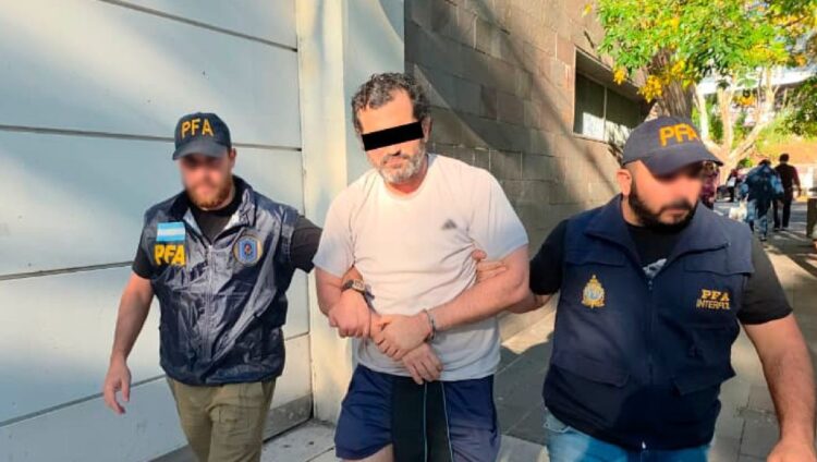 Cae contralmirante en Argentina señalado como líder de una organización de huachicol fiscal