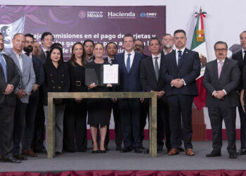 Presidenta firma acuerdo para reducir comisiones en pagos de gasolina y diésel con tarjetas y vales
