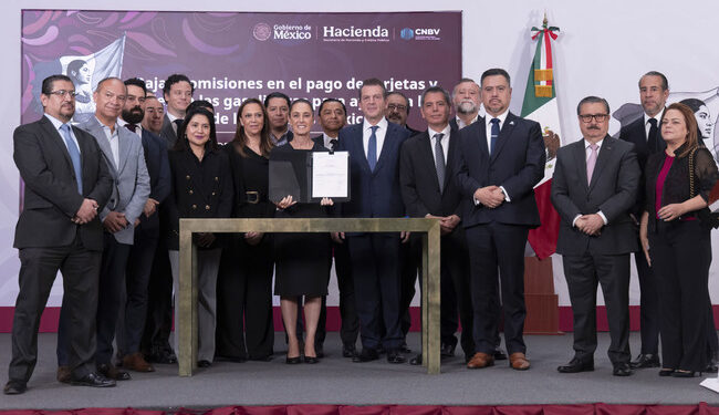Presidenta firma acuerdo para reducir comisiones en pagos de gasolina y diésel con tarjetas y vales