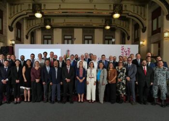 Presidenta Sheinbaum anuncia acuerdo con gasolineros para disminuir el precio del diésel a 27 pesos el litro