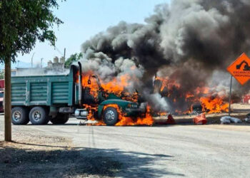 Día violento en Michoacán: balaceras, bloqueos e incendios de vehículos