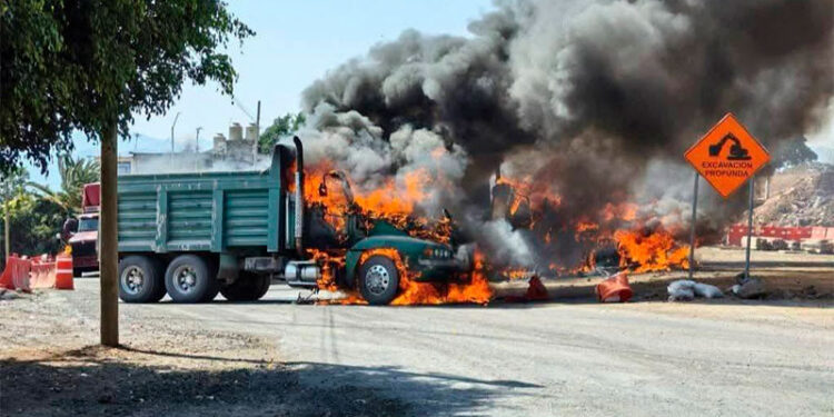 Día violento en Michoacán: balaceras, bloqueos e incendios de vehículos