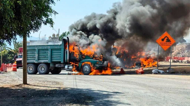 Día violento en Michoacán: balaceras, bloqueos e incendios de vehículos