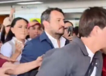Con silbidos e insultos reciben a Andy López Beltrán y Ariadna Montiel en Chihuahua