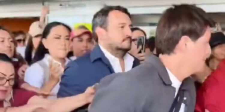 Con silbidos e insultos reciben a Andy López Beltrán y Ariadna Montiel en Chihuahua