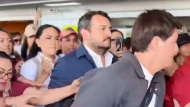 Con silbidos e insultos reciben a Andy López Beltrán y Ariadna Montiel en Chihuahua